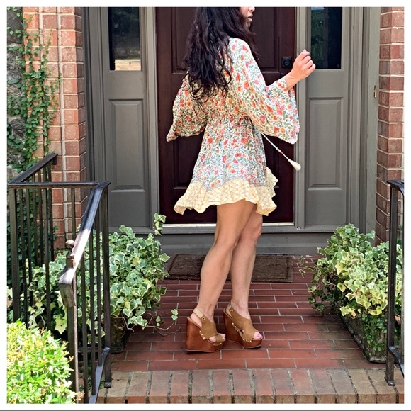 ✨LAST ONE ✨Beautiful kimono style deep V dress - Picture 5 of 6